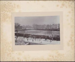 Zabern (Saverne), Exerzierplatz mit aufmarschierten Uniformierten.