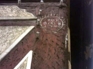 Stadtbild - Hauptstraße 82 - Eckpfosten im Nordosten mit Textschnitzerei und Jahr 1740 sowie Holznägel im Fachwerk im Detail
