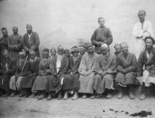 Gruppenportrait : Portrait einer Gruppe von Männern aus Zentralasien im Tian Shan Hochgebirge