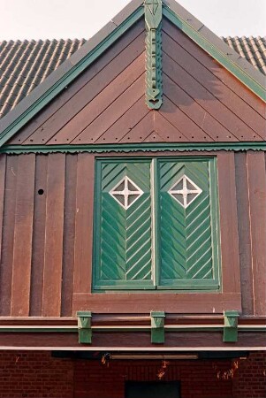 Fritz-Berodt-Straße 7-9: Hofanlage: Haus Nr. 7 [Haus am Teich]: Traufseite zum Hof, Detailaufnahme: Frontispiz mit Verbretterung, Luke, oben Giebelzier