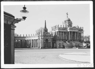 Potsdam, Communs, Blick in den Ehrenhof auf den nördliche Commun und Teil der Kolonnade, links im Bild Schilderhäuschen angeschnitten.