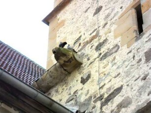 Kirchturm von Osten-mittleres Geschoss mit Scharte sowie sulpturiertem Wasserspeier (Löwenmaul)