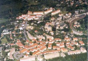 Sebnitz. Stadtteilansicht zwischen Pestalozzistraße, Schandauer Straße, Neidbergweg und Gleisanlagen der Bahnstrecke Bad Schandau - Bautzen mit Viadukt und Bahnhof. Luftbild-Schrägaufnahme von Südwest