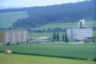 Blick auf Neubaublöcke und Garagenanlage etwas außerhalb; ehemaliges NVA-Objekt, nach 1990 Asylbewerberheim