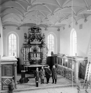 Schlosskirche: Innenaufnahme: Fachleute besichtigen renoviertes Kirchenschiff: Blick auf Kanzelaltar, Herrschafts- und Pastorengestühl, Taufengel