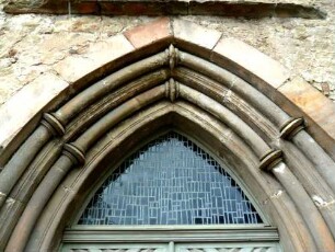 Sachsenhausen-Stadtkirche-Langhaus Traufseite Süd - gotisches Spitzbogenportal-Spitzbogen mit Rundprofilierung