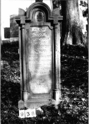 Grabstein 938 (Index: 99802614) Material: Sandstein Zustand: abgesplittert Maße HxBxT: 167x68x23 cm Beschreibung: Sockel, Stele mit verdachtem eingezogenem Rundbogen, Seitenakrot/zwei Halbsäulen: Grabstein 938