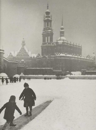 Dresden. Wintervergnügen auf der zugefrorenen Elbe an der Augustusbrücke mit Blick auf die Hofkirche