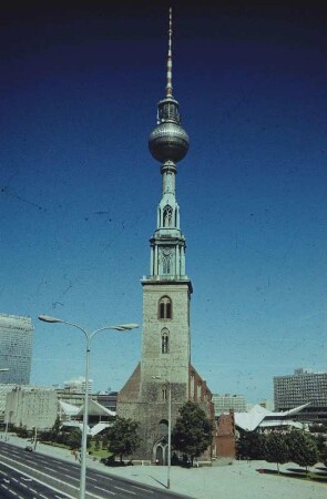 DDR. Berlin-Mitte, Alexanderplatz. Marienkirche vor dem Fernsehturm (der wie eine monumentale Kuppel auf dem Kirchturm erscheint)
