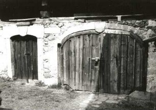 Cossebaude-Niederwartha, Weistropper Straße 4. Dreiseithof. Quergebäude (1827). Pforte und Toreinfahrt