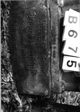 Grabstein 675 (Index: 99901923) Material: Sandstein Maße HxBxT: 125x59x22 cm: Grabstein 675B