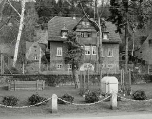Pirna-Posta. Villa, Oberposta 15 b : Pirna-Posta. Villa mit Inschrift "Carl Böhme 1907", Oberposta 15 b. Straßenansicht mit Vorgarten und Stützmauer