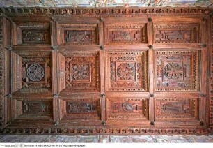 Holzdecke der Sala degli Imperatori mit Floralmotiven und Wappen