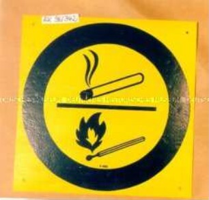 Schild: Vorsicht beim Rauchen und Umgang mit offenem Feuer