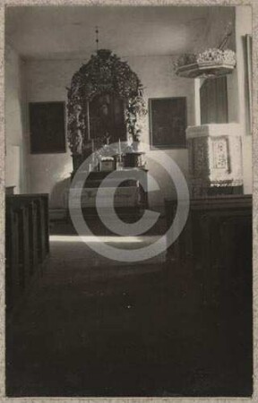 Saal der katholischen Kirche Weißig mit Altar