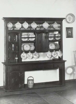 Tellerschrank