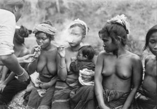 Rauchende Frauen (Deutsche Ostasien-Expedition 1937/1939)
