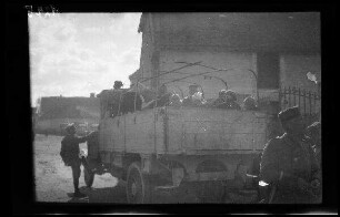 Crugny (?) (Dep. Marne, Frankreich): Lastkraftwagen mit Zivilisten auf der Ladefläche (Rückansicht)