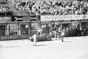 Nürburgring: Fangio hält zum Tanken