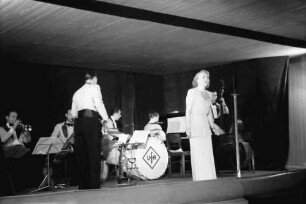 Baneasa: UfA-Truppe, Gisela Katt, beim Chanson