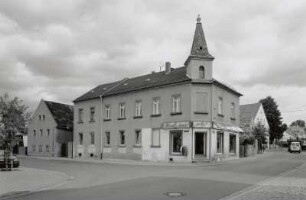 Wohnhaus mit Laden