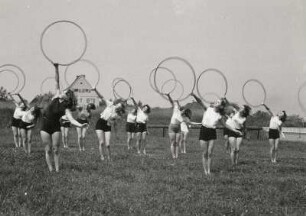 Dresden-Südvorstadt, Teplitzer Straße. Lehrerinnenbildungsanstalt. Schülerinnen bei Gymnastikübungen (Reifenschwingen)