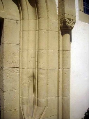 Evangelische Pfarrkirche-Langhaus Traufseite Süd-romanisches Portal-Ostgewände mit abgetreppter Profilierung (Wetzrillen im Werkstein) sowie ornamentiertem Kapitell in Übersicht