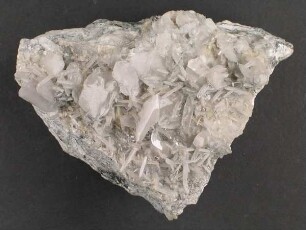 Dolomit und Quarz auf Magnesit