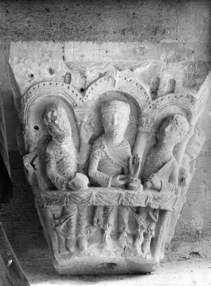 Vézelay, Fragment eines Figurenkapitells mit der Darstellung des Mahls von Baltazar