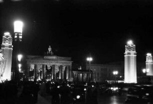 Berlin: Am Brandenburger Tor; Festbeleuchtung; Ost West Achse