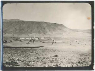 Salinas de Garcí Mendoza mit der vulkanischen Vortafel des Cerro Coracora