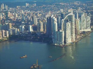 Panama-City aus der Luft : Aufgenommen währen des Landeanfluges einer kleinen Propellermaschine über Panama-City am 14. Septenber 2011