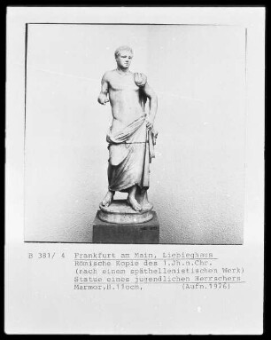 Statue eines jugendlichen Herrschers
