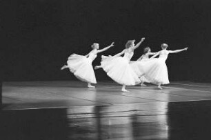 Auftritt von Schülerinnen der Ballettschule Mutschler-Morano im Konzerthaus Karlsruhe