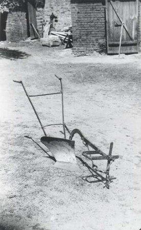 Landwirtschaftliches Arbeitsgerät in Bluno : Land- und Viehwirtschaft - Bodenbearbeitung und -pflege. Ort: Bluń / Bluno. Haus Nr. 61. Karrenpflug.