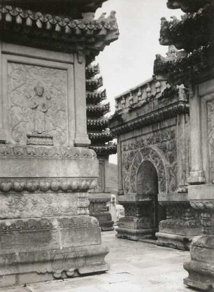 Peking, China. Kloster der smaragdgrünen Wolke (Kloster der azurblauen Wolken), Tempel Pi Yin Sze (Biyun si) im östlichen Teil der Pekinger Westberge. Diamantthronpagode (Jingang baozuo; 1748), obere Terrasse