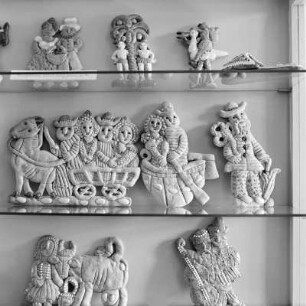 Handgeformtes Gebäck in einer Vitrine im Volkskunstmuseum