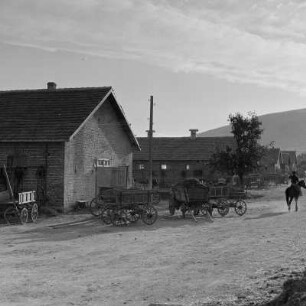 Landschaftsbild der bulgarischen Rhodopen. Dorfstraße
