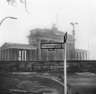 Grenzsicherungsanlagen der DDR am Hindenburgplatz (Platz vor dem Brandenburger Tor). Blick vom Simsonweg auf Grenzmauer gegen Brandenburger Tor