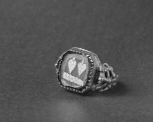Liebes- oder Verlobungsring mit zwei Herzen auf der Platte