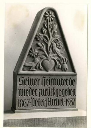 Meisterschule für Handwerker, Grabmal in Sandstein