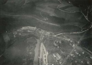Drebach-Scharfenstein. Ortsansicht mit Fabrikanlage und Burg an einer Zschopauschlinge. Luftbildschrägaufnahme von Südosten