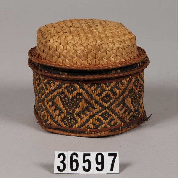 Basket for utensils for betel chewing with lid