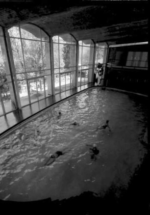 Badenweiler: Markgrafenbad; Hallenschwimmbad von der Galerie
