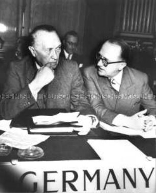 Konrad Adenauer und Walter Hallstein auf der Tagung des Europäischen Ministerrates in Paris