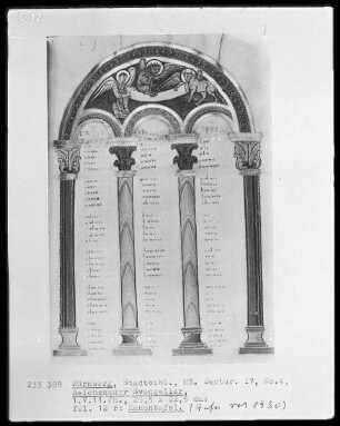 Reichenauer Evangeliar — Kanontafel mit einer Miniatur im Bogen, Folio 12recto