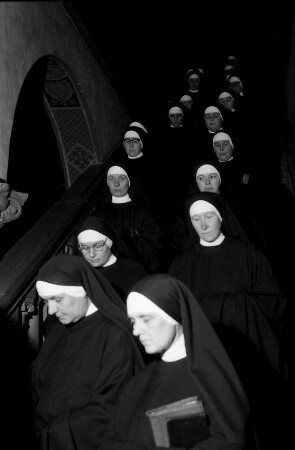 Freiburg, Günterstal: Kloster St. Lioba, ewige Profess, Generalpriorin und Nonne auf Treppe