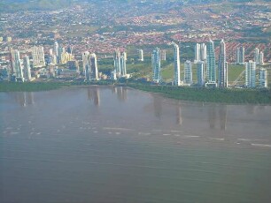 Panama-City aus der Luft : Aufgenommen währen des Landeanfluges einer kleinen Propellermaschine über Panama-City am 14. Septenber 2011