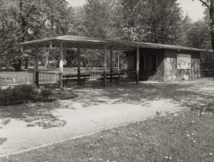 Dresden-Altstadt, Karcherallee. Bahnhofsgebäude der Parkeisenbahn, Haltepunkt "Karcherallee"