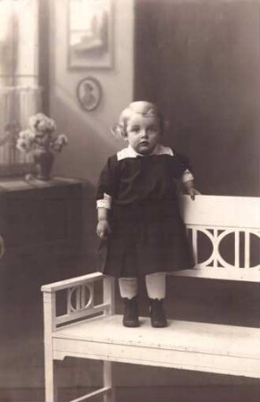 Postkarte mit Fotoporträt von Tilli Simon (* 1913 1940) im Alter von zwei Jahren